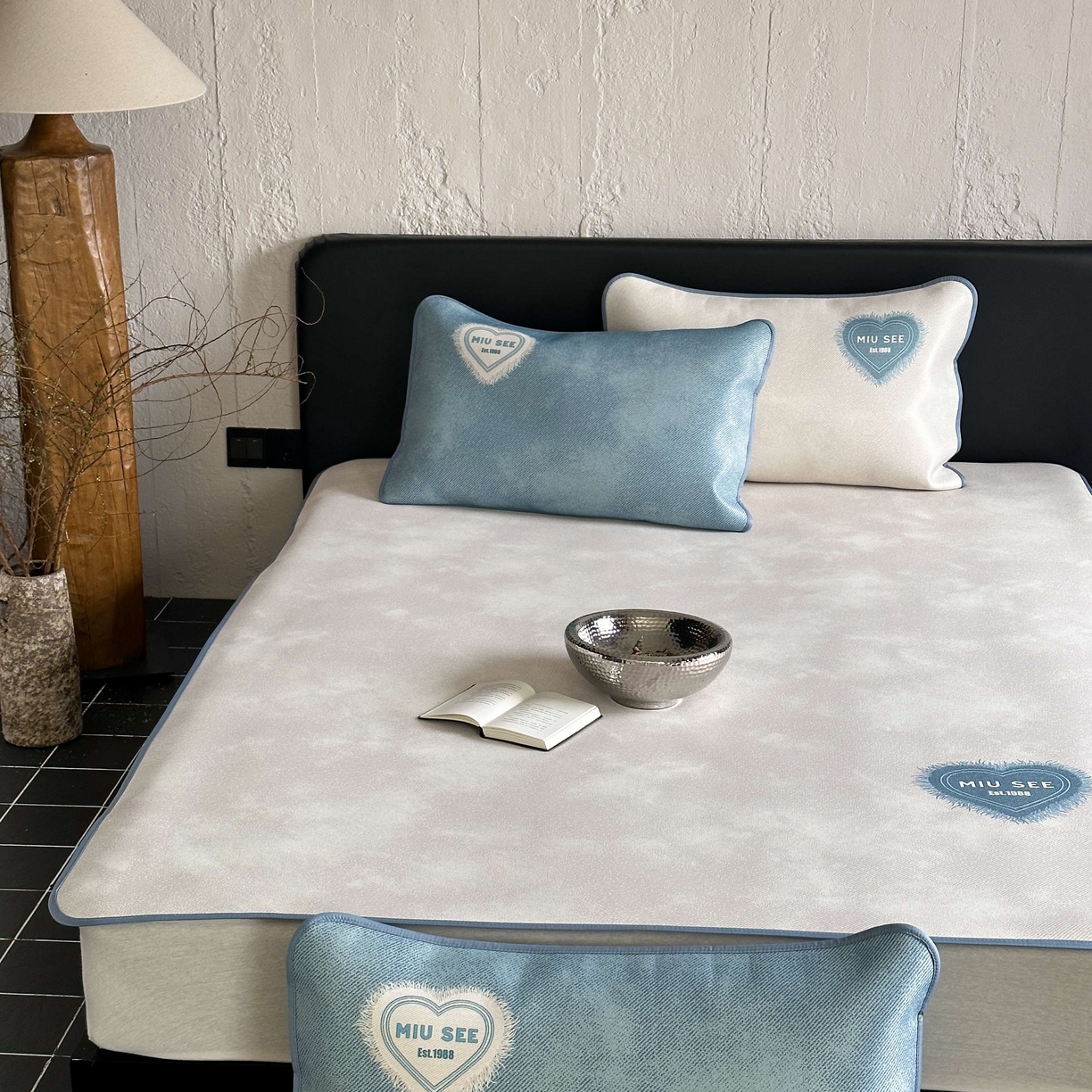 91家纺网 家纺一手货源 找家纺 三味舒屋 2025新款仲夏手札时尚印花冰藤凉席席子 仲夏手札米 床席