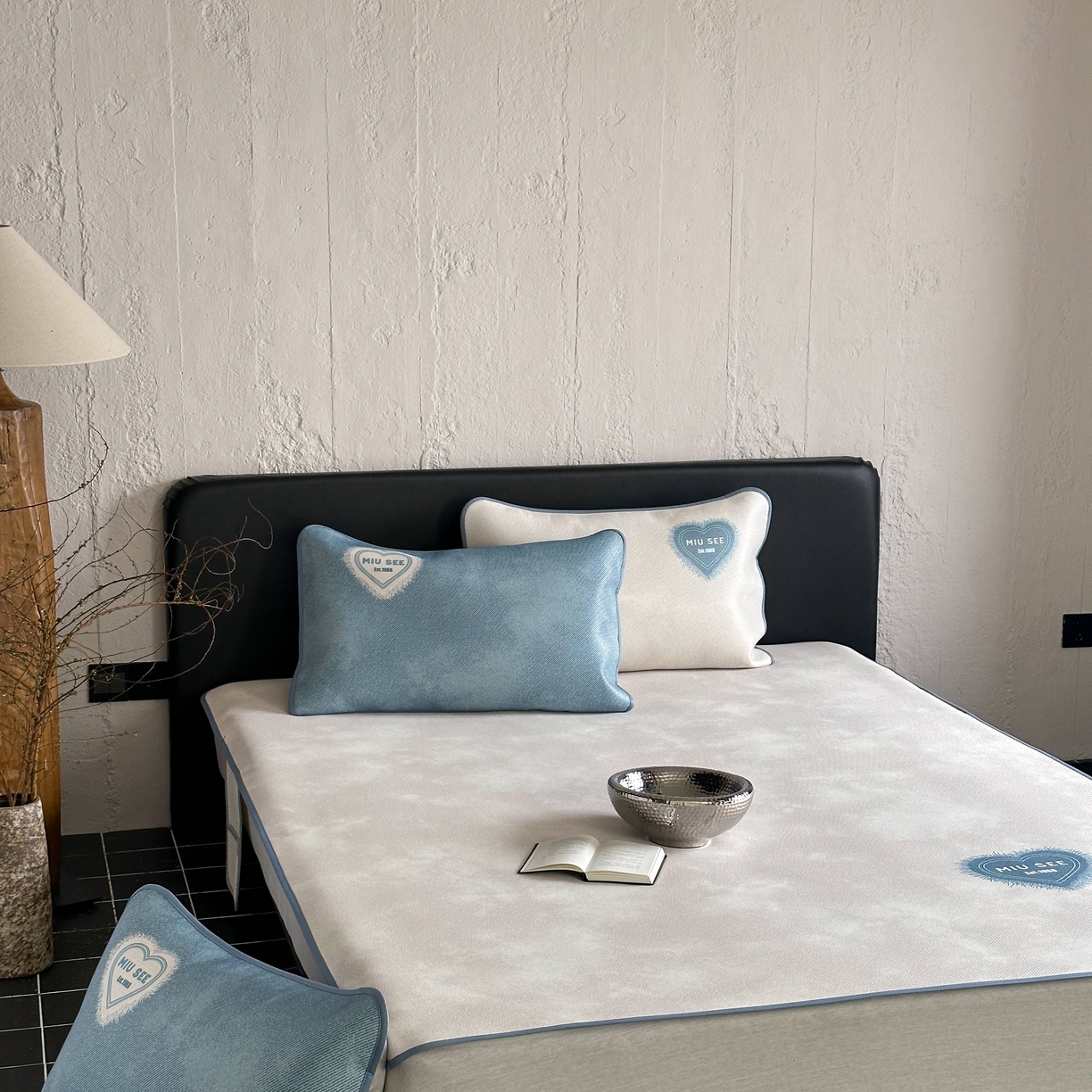 91家纺网 家纺一手货源 找家纺 三味舒屋 2025新款仲夏手札时尚印花冰藤凉席席子 仲夏手札米 床席