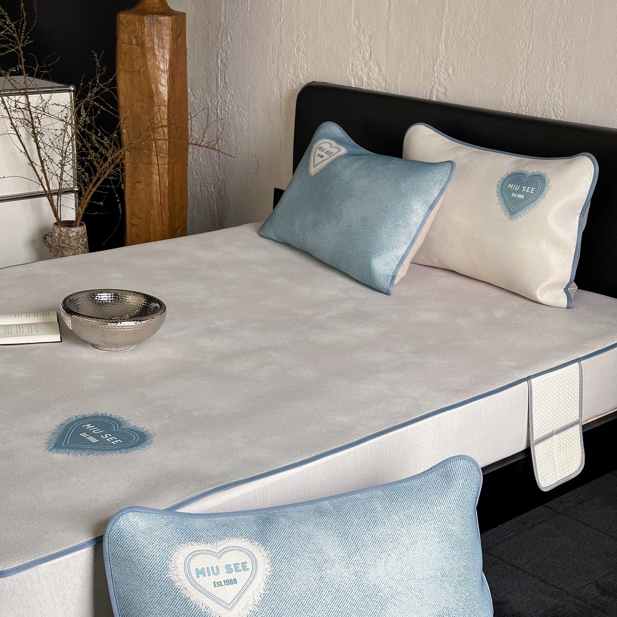 91家纺网 家纺一手货源 找家纺 三味舒屋 2025新款仲夏手札时尚印花冰藤凉席席子 仲夏手札米 床席