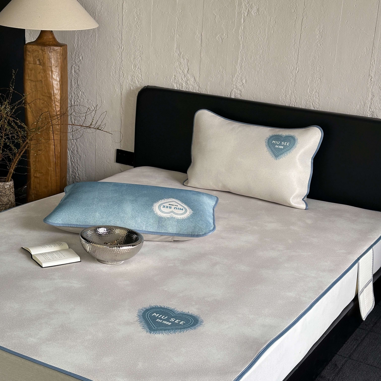 91家纺网 家纺一手货源 找家纺 三味舒屋 2025新款仲夏手札时尚印花冰藤凉席席子 仲夏手札米 床席