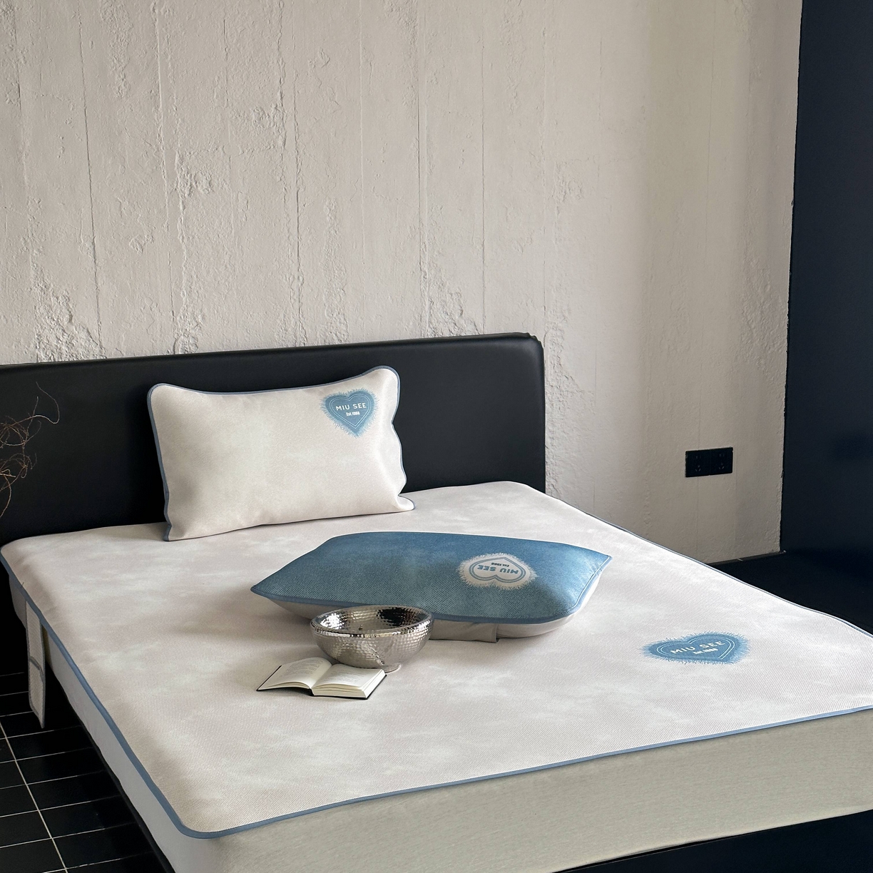 91家纺网 家纺一手货源 找家纺 三味舒屋 2025新款仲夏手札时尚印花冰藤凉席席子 仲夏手札米 床席