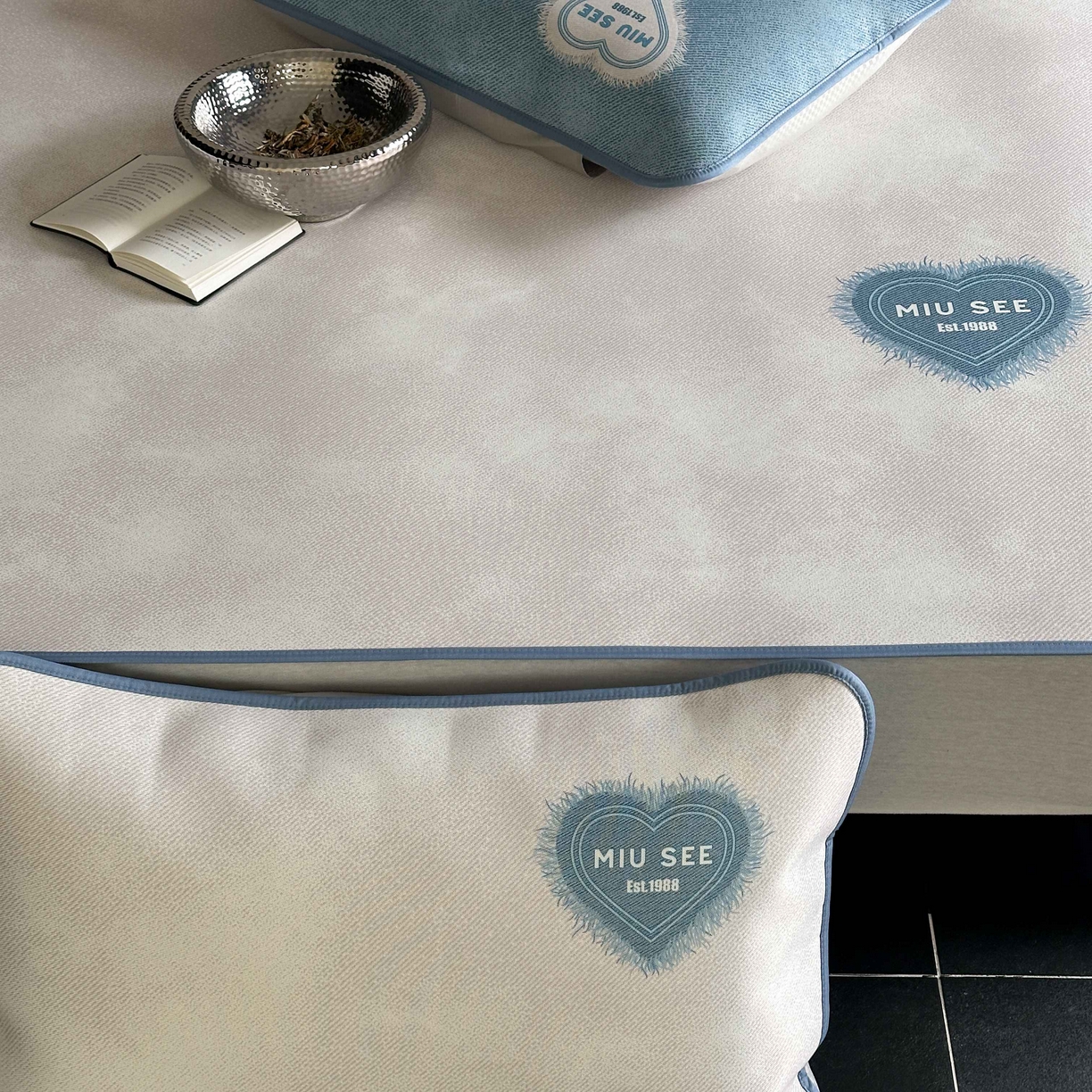 91家纺网 家纺一手货源 找家纺 三味舒屋 2025新款仲夏手札时尚印花冰藤凉席席子 仲夏手札米 床席