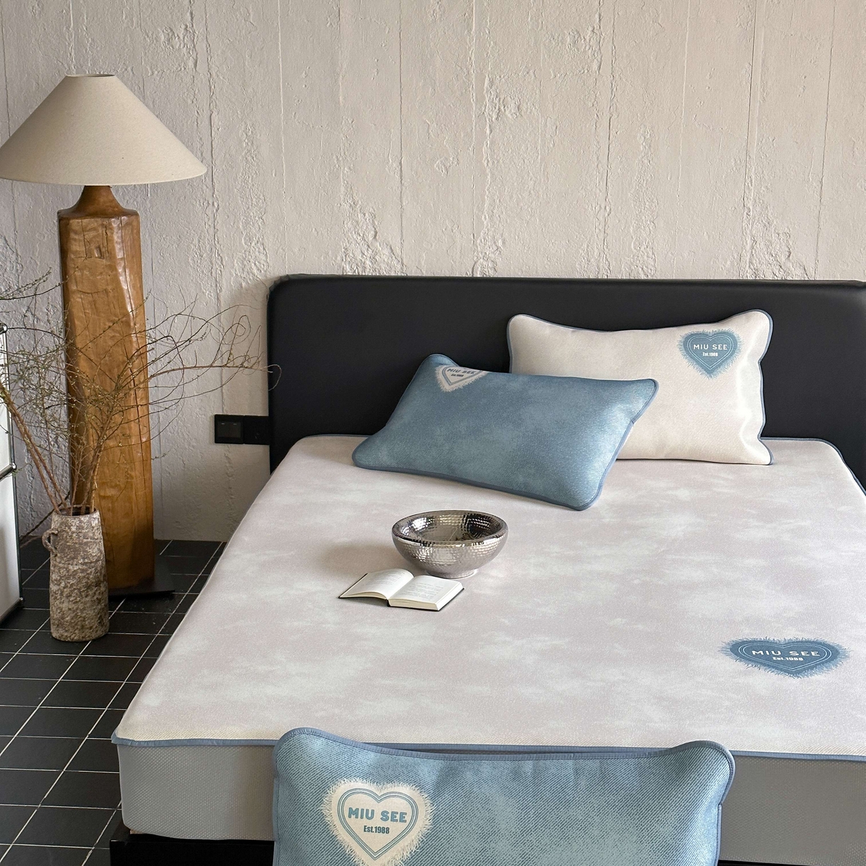 91家纺网 家纺一手货源 找家纺 三味舒屋 2025新款仲夏手札时尚印花冰藤凉席席子 仲夏手札米 床笠