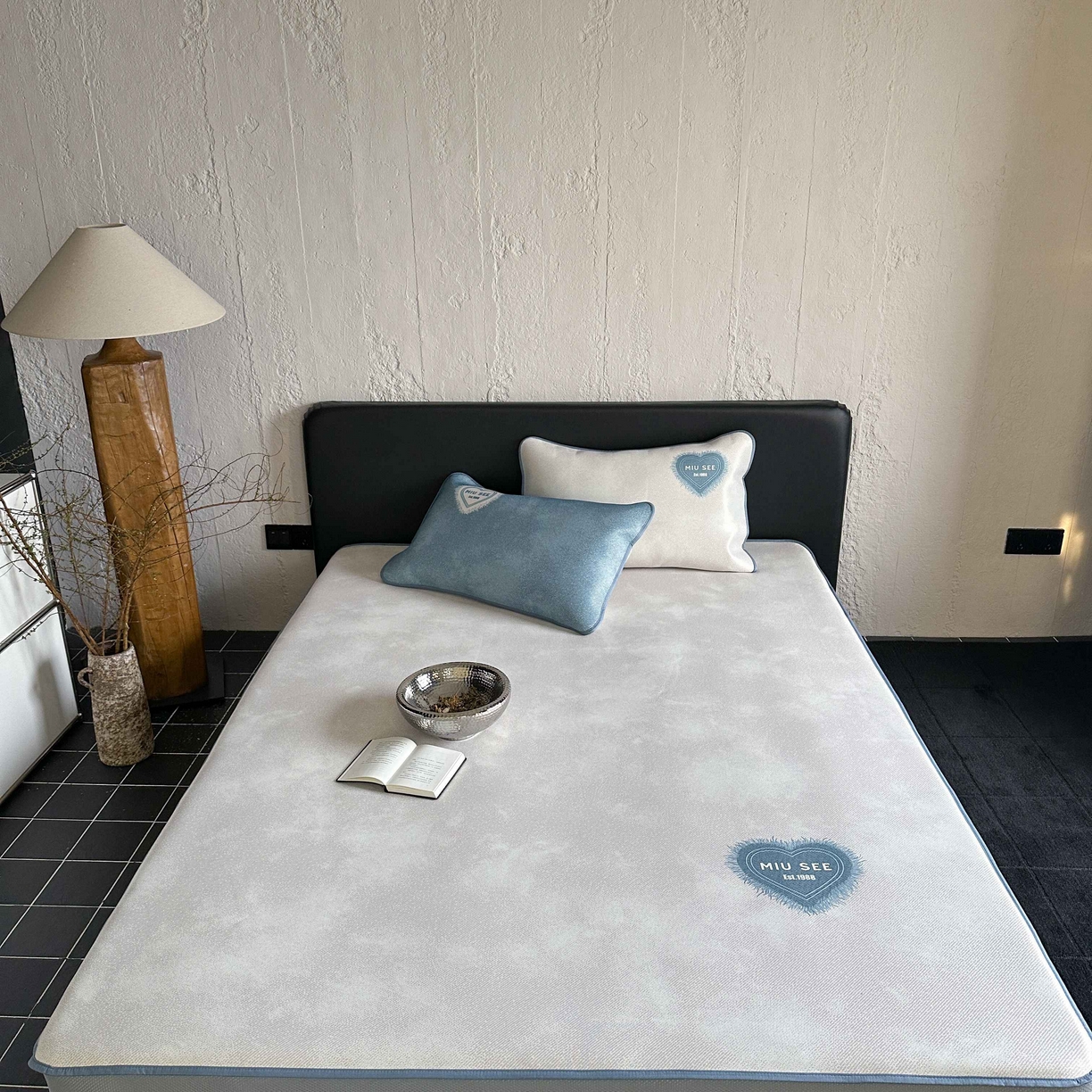 91家纺网 家纺一手货源 找家纺 三味舒屋 2025新款仲夏手札时尚印花冰藤凉席席子 仲夏手札米 床笠