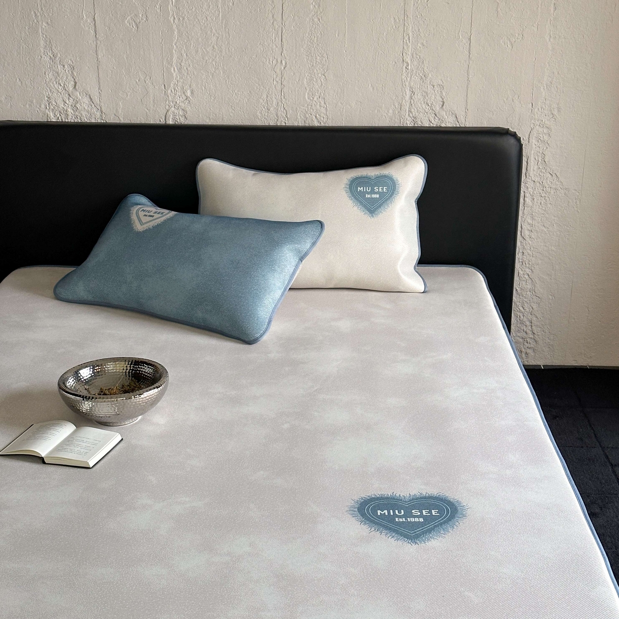 91家纺网 家纺一手货源 找家纺 三味舒屋 2025新款仲夏手札时尚印花冰藤凉席席子 仲夏手札米 床笠