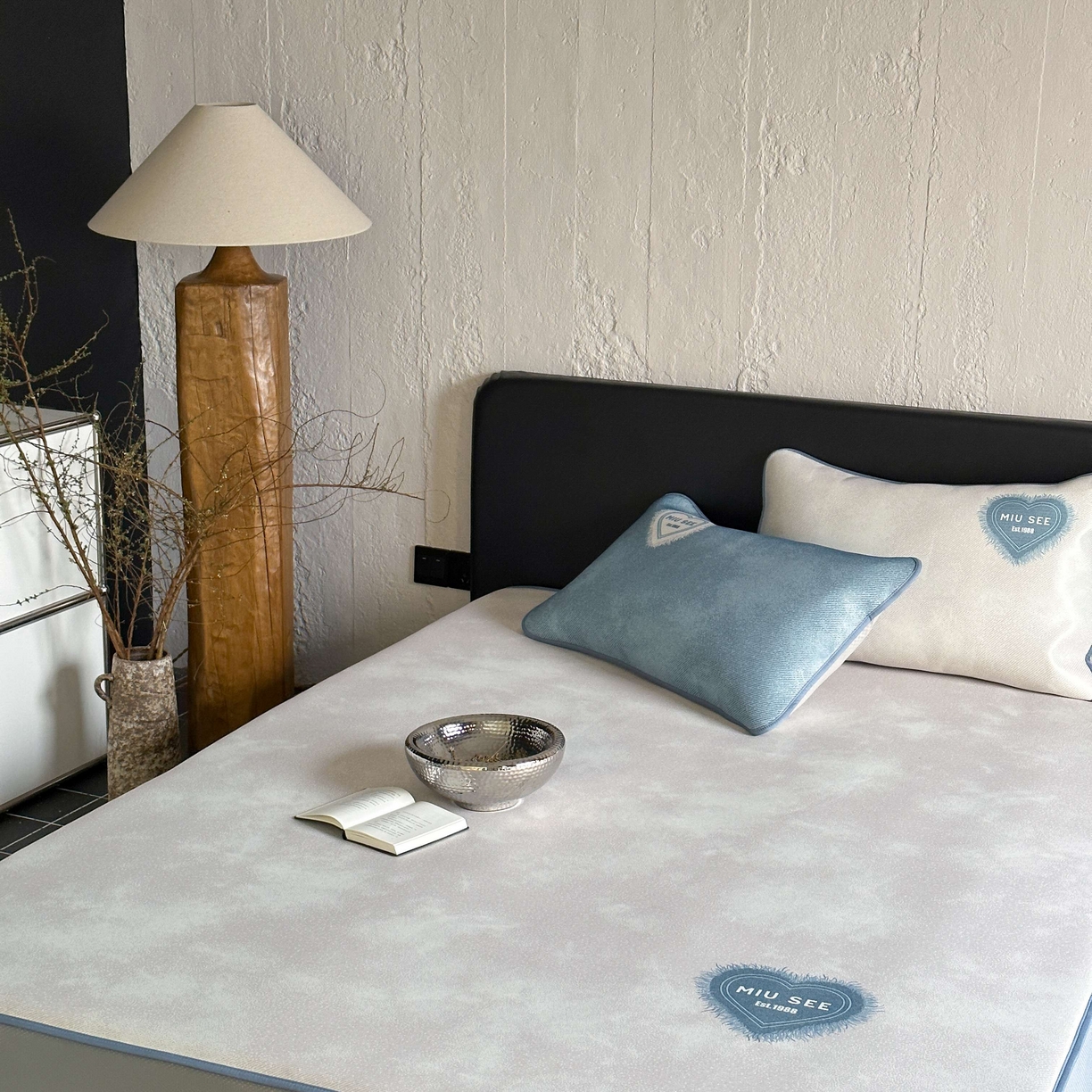 91家纺网 家纺一手货源 找家纺 三味舒屋 2025新款仲夏手札时尚印花冰藤凉席席子 仲夏手札米 床笠