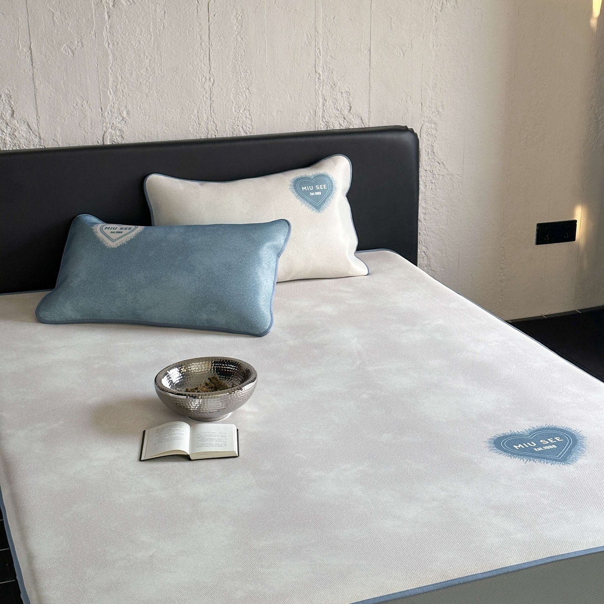 91家纺网 家纺一手货源 找家纺 三味舒屋 2025新款仲夏手札时尚印花冰藤凉席席子 仲夏手札米 床笠