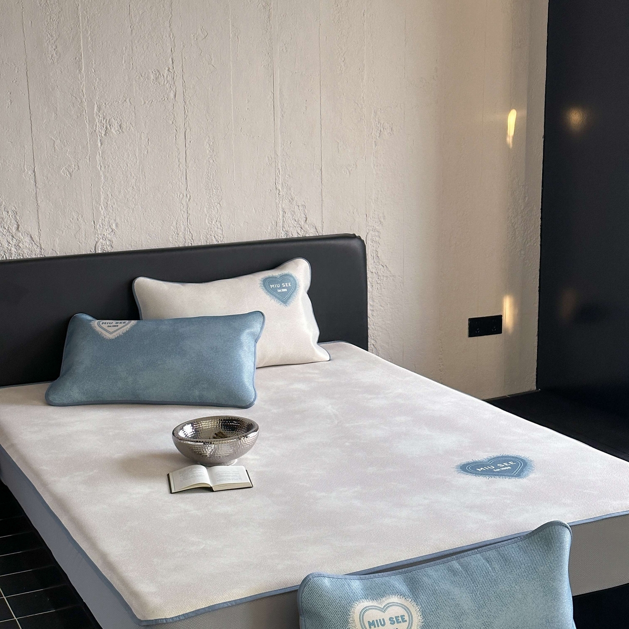 91家纺网 家纺一手货源 找家纺 三味舒屋 2025新款仲夏手札时尚印花冰藤凉席席子 仲夏手札米 床笠