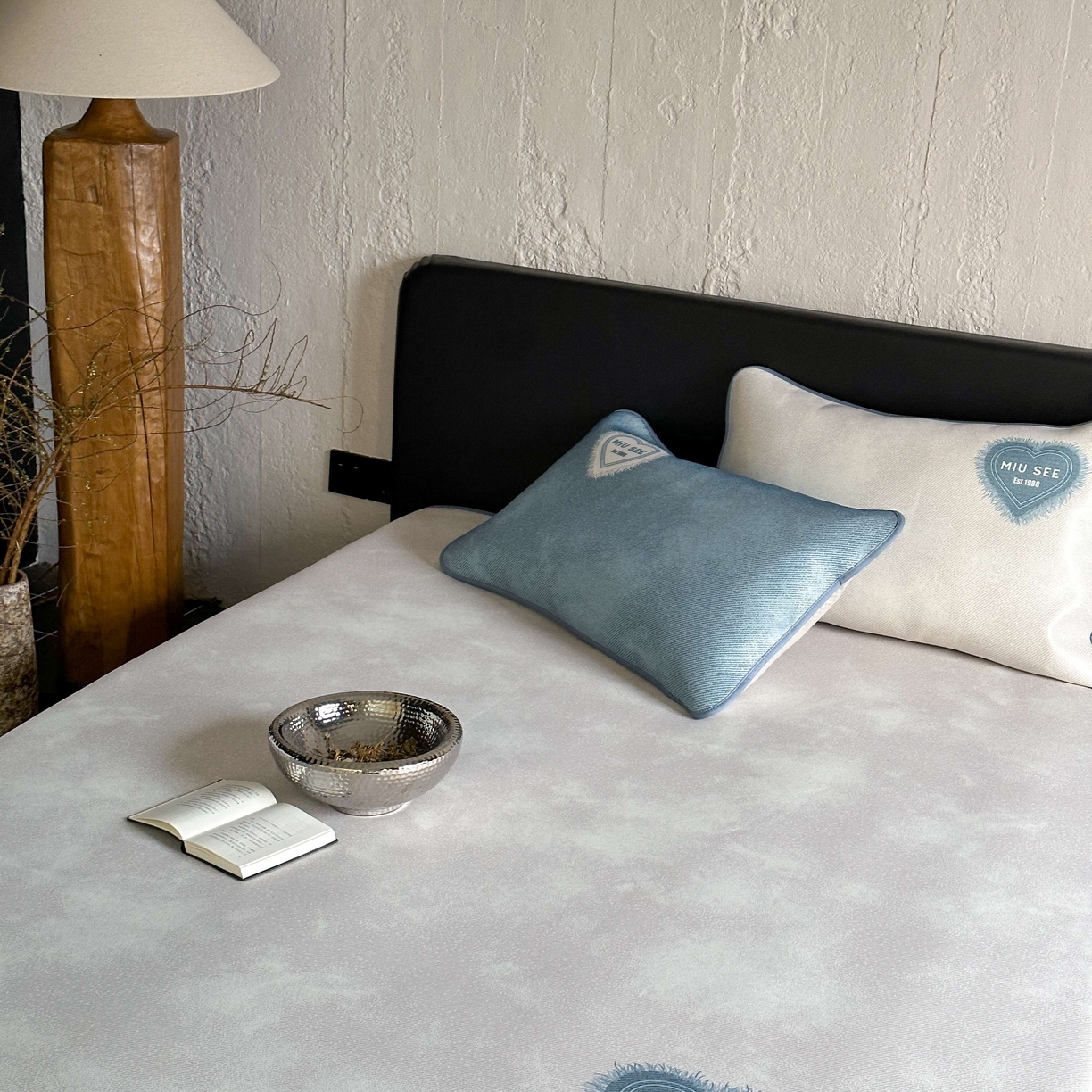 91家纺网 家纺一手货源 找家纺 三味舒屋 2025新款仲夏手札时尚印花冰藤凉席席子 仲夏手札米 床笠