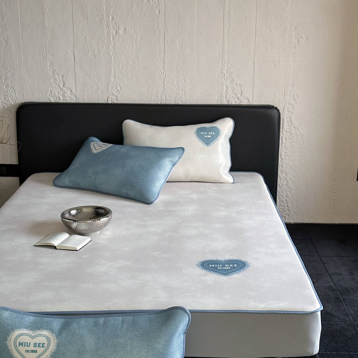 91家纺网 家纺一手货源 找家纺 三味舒屋 2025新款仲夏手札时尚印花冰藤凉席席子 仲夏手札米 床笠