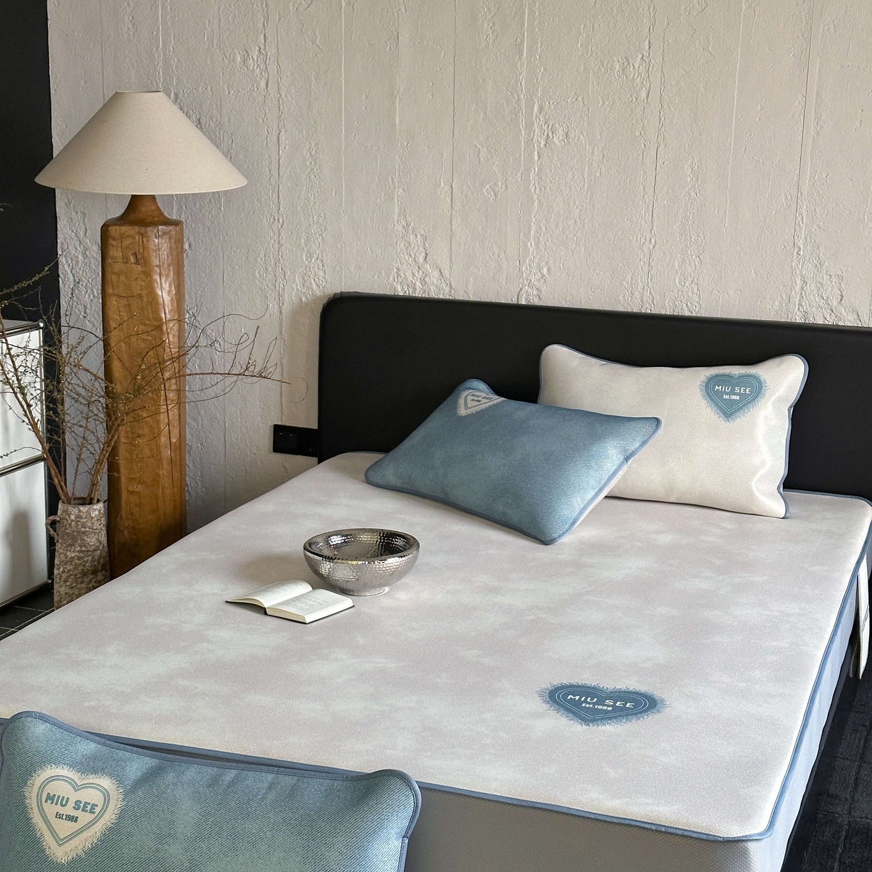 91家纺网 家纺一手货源 找家纺 三味舒屋 2025新款仲夏手札时尚印花冰藤凉席席子 仲夏手札米 床笠