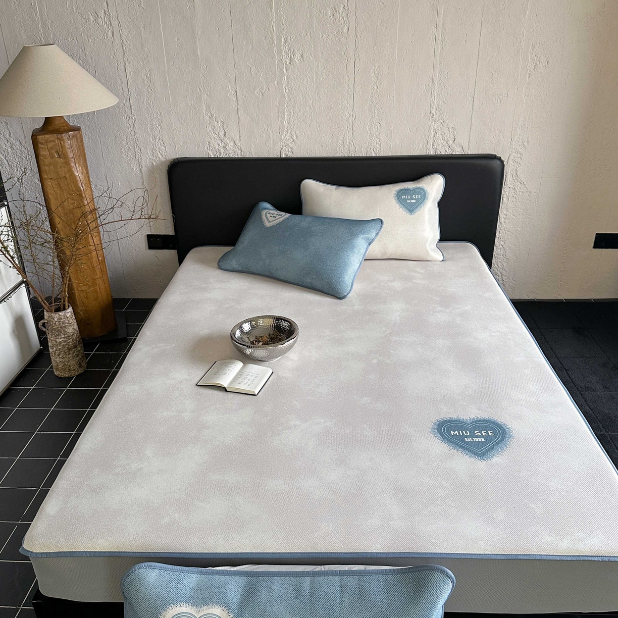 91家纺网 家纺一手货源 找家纺 三味舒屋 2025新款仲夏手札时尚印花冰藤凉席席子 仲夏手札米 床笠