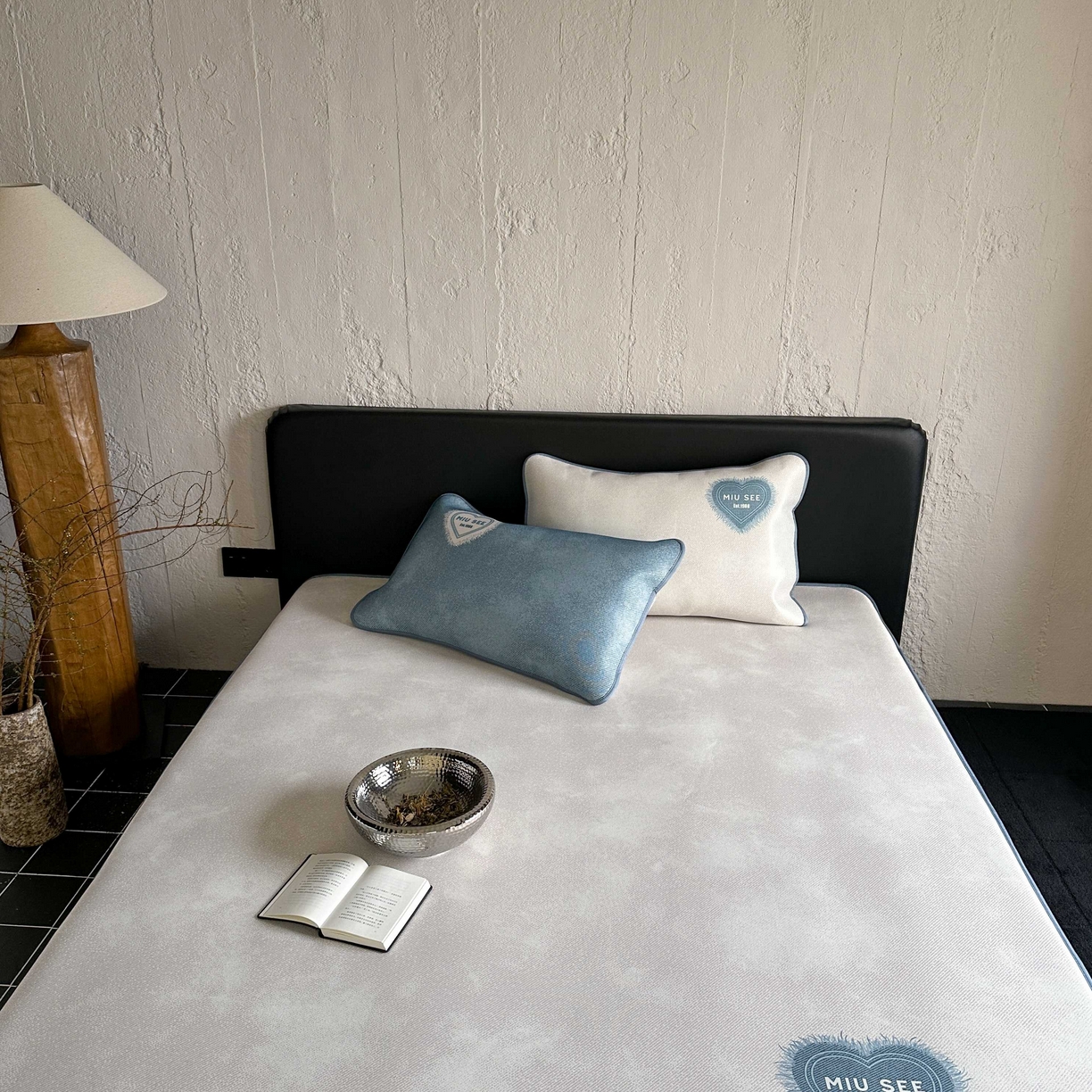 91家纺网 家纺一手货源 找家纺 三味舒屋 2025新款仲夏手札时尚印花冰藤凉席席子 仲夏手札米 床笠