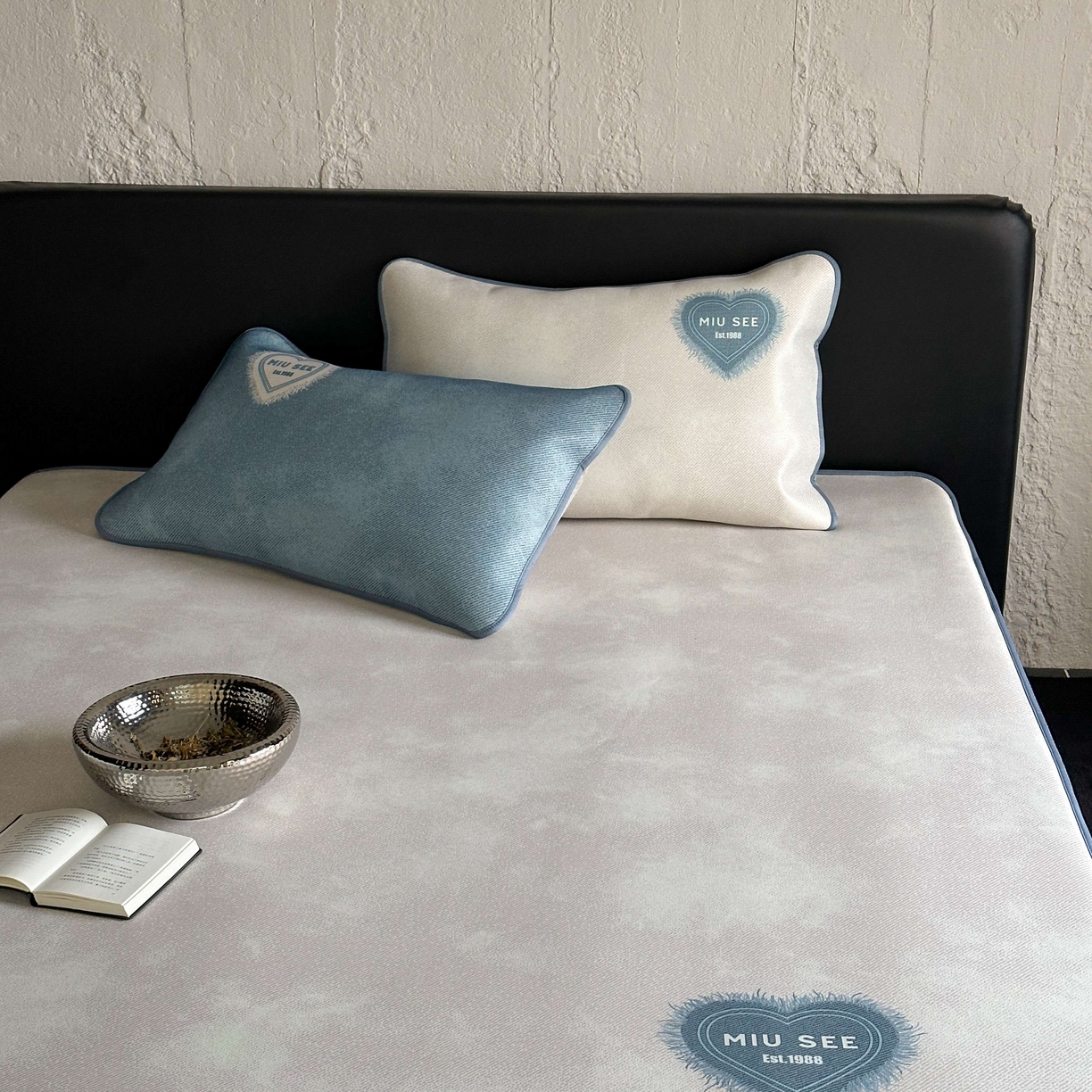 91家纺网 家纺一手货源 找家纺 三味舒屋 2025新款仲夏手札时尚印花冰藤凉席席子 仲夏手札米 床笠