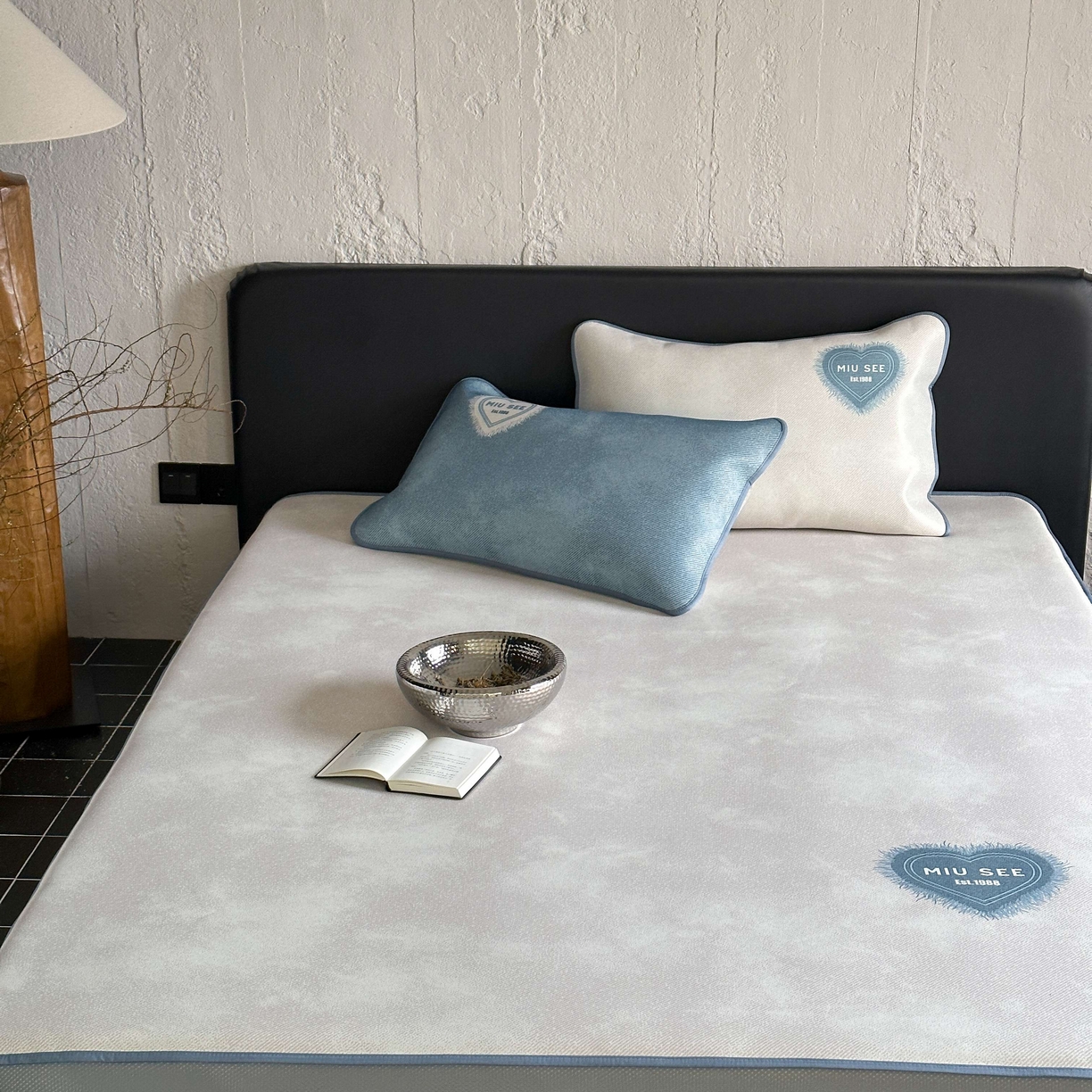 91家纺网 家纺一手货源 找家纺 三味舒屋 2025新款仲夏手札时尚印花冰藤凉席席子 仲夏手札米 床笠