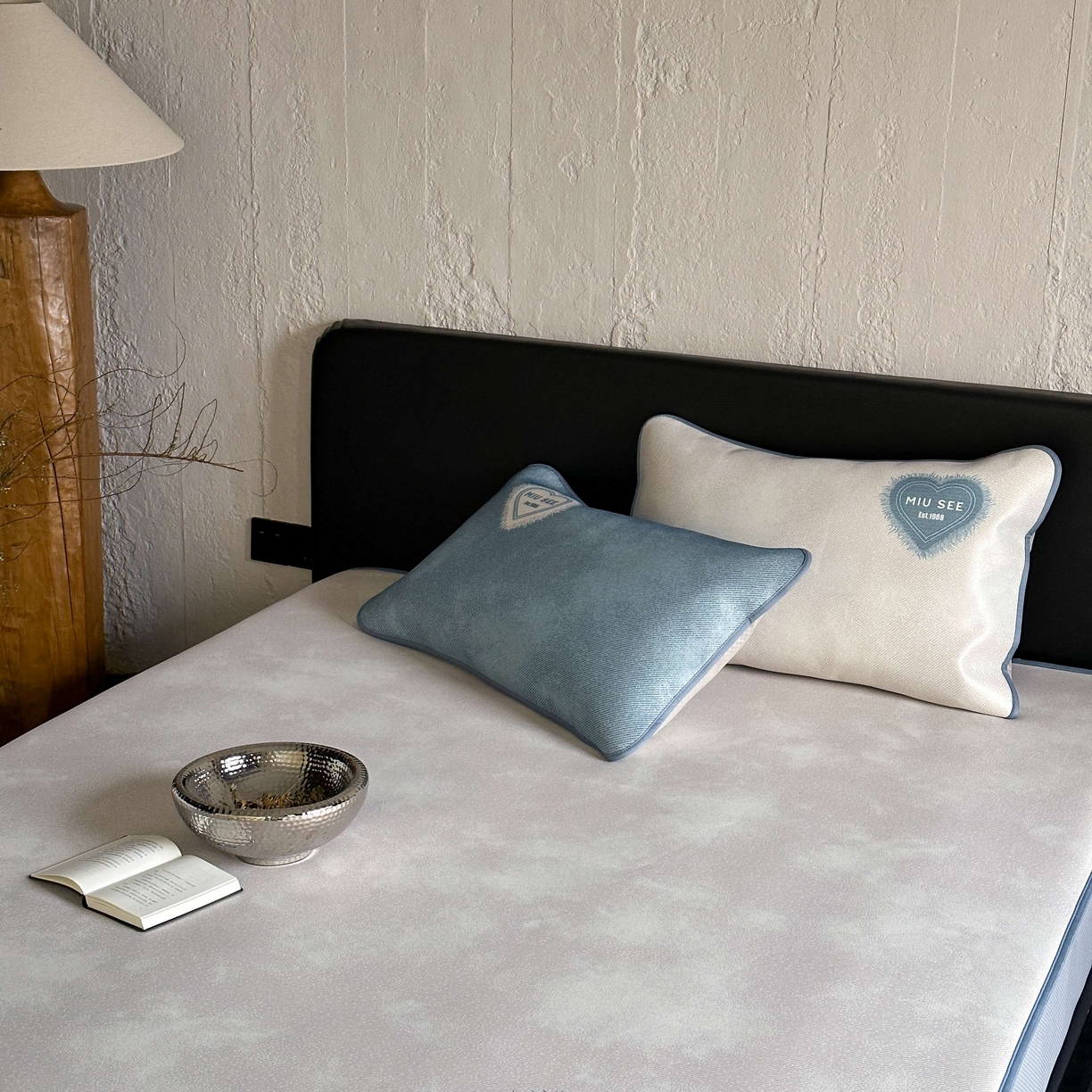 91家纺网 家纺一手货源 找家纺 三味舒屋 2025新款仲夏手札时尚印花冰藤凉席席子 仲夏手札米 床笠