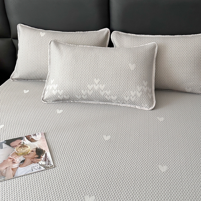 91家纺网 家纺一手货源 找家纺 爱洛家纺 2025新款A类冰丝豆豆凉席-爱心 爱心床笠~灰