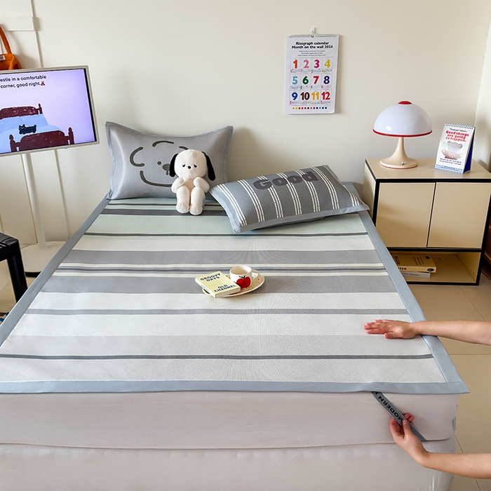 91家纺网 家纺一手货源 找家纺 安哆啦家纺 2025新款A类印花冰藤凉席简约条格系列凉席席子 简约灰条-床席款