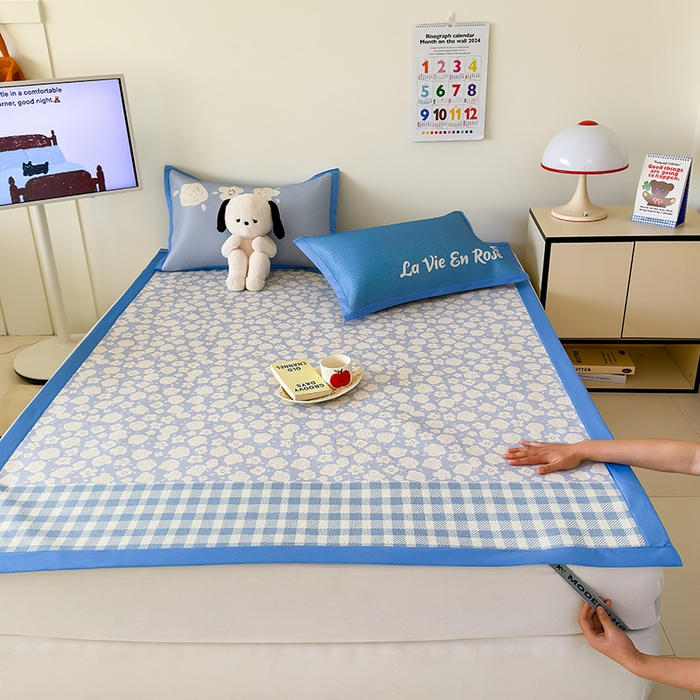 91家纺网 家纺一手货源 找家纺 安哆啦家纺 2025新款A类印花冰藤凉席简约条格系列凉席席子 蓝格花海-床席款