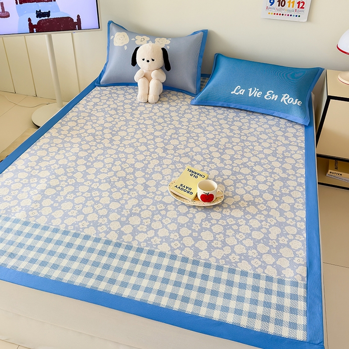 91家纺网 家纺一手货源 找家纺 安哆啦家纺 2025新款A类印花冰藤凉席简约条格系列凉席席子 蓝格花海-床席款