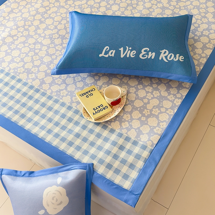 91家纺网 家纺一手货源 找家纺 安哆啦家纺 2025新款A类印花冰藤凉席简约条格系列凉席席子 蓝格花海-床席款