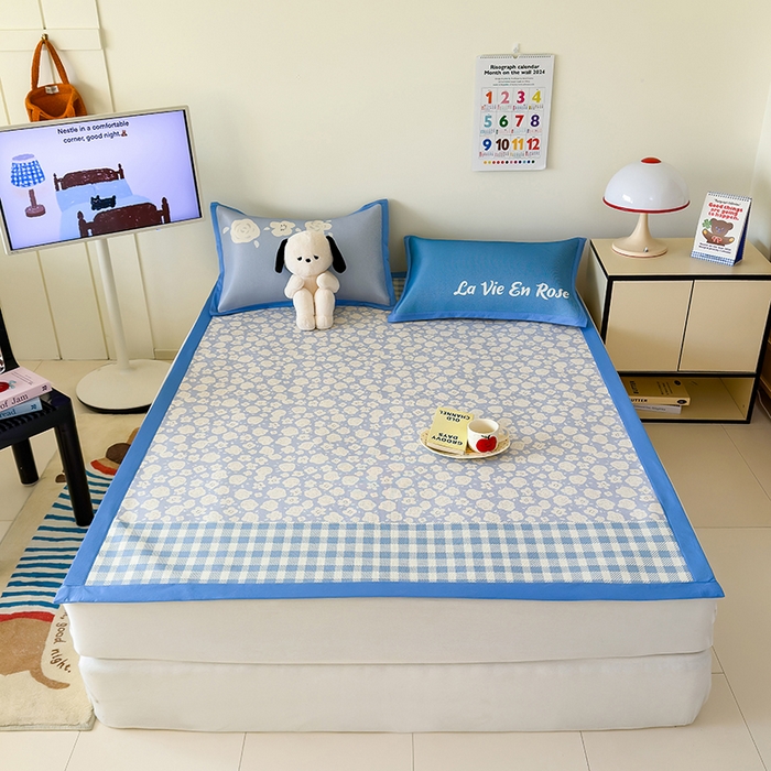 91家纺网 家纺一手货源 找家纺 安哆啦家纺 2025新款A类印花冰藤凉席简约条格系列凉席席子 蓝格花海-床席款