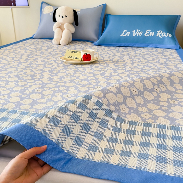 91家纺网 家纺一手货源 找家纺 安哆啦家纺 2025新款A类印花冰藤凉席简约条格系列凉席席子 蓝格花海-床席款