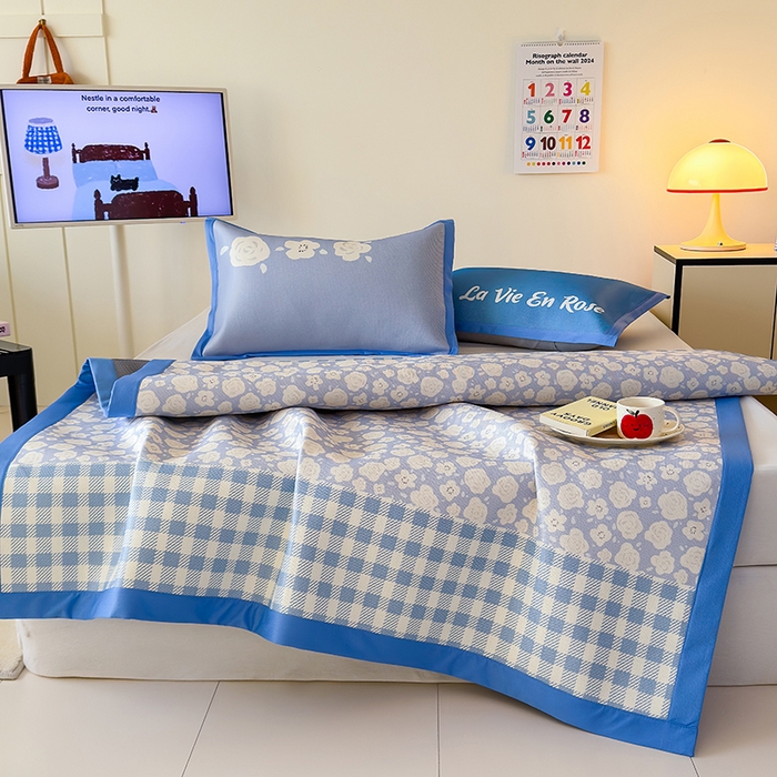 91家纺网 家纺一手货源 找家纺 安哆啦家纺 2025新款A类印花冰藤凉席简约条格系列凉席席子 蓝格花海-床席款