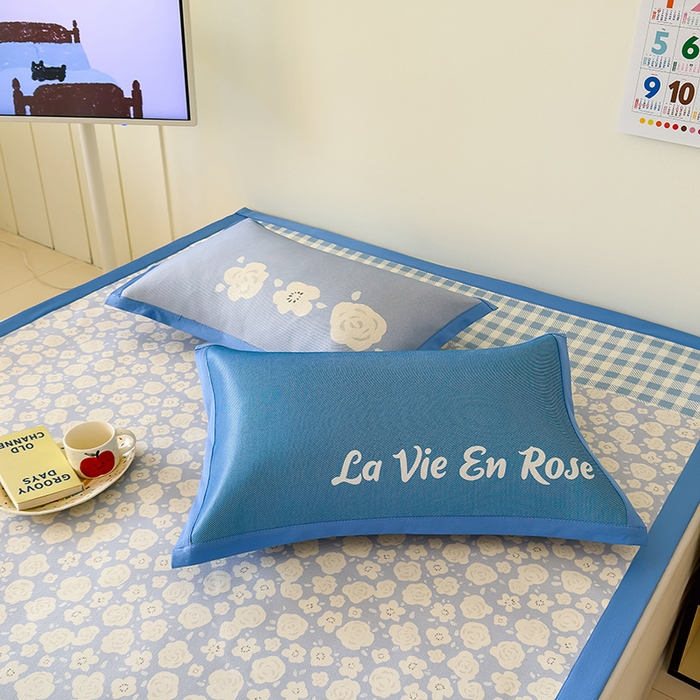 91家纺网 家纺一手货源 找家纺 安哆啦家纺 2025新款A类印花冰藤凉席简约条格系列凉席席子 蓝格花海-床席款