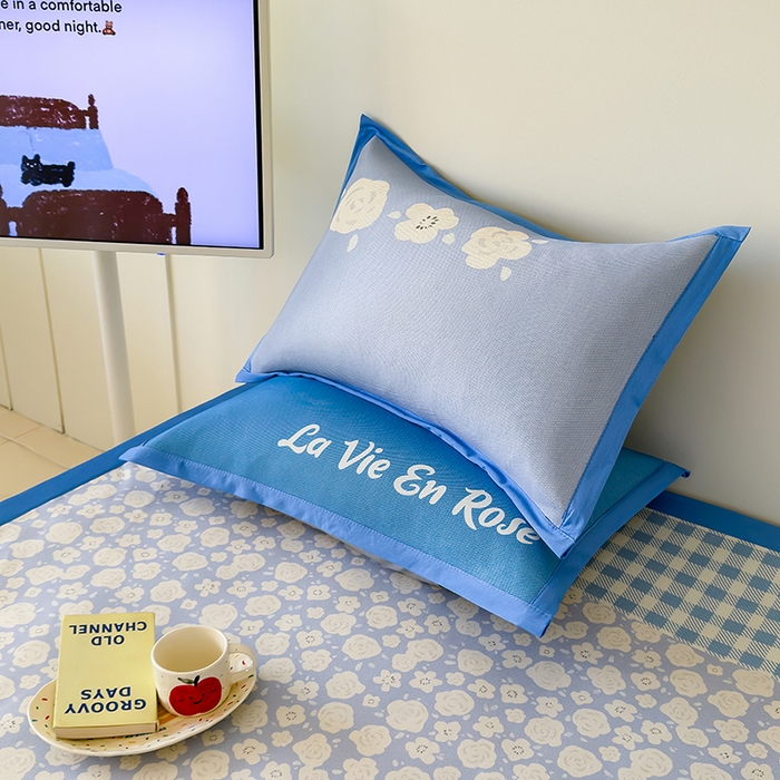 91家纺网 家纺一手货源 找家纺 安哆啦家纺 2025新款A类印花冰藤凉席简约条格系列凉席席子 蓝格花海-床席款