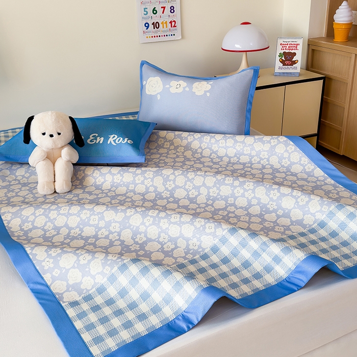 91家纺网 家纺一手货源 找家纺 安哆啦家纺 2025新款A类印花冰藤凉席简约条格系列凉席席子 蓝格花海-床席款