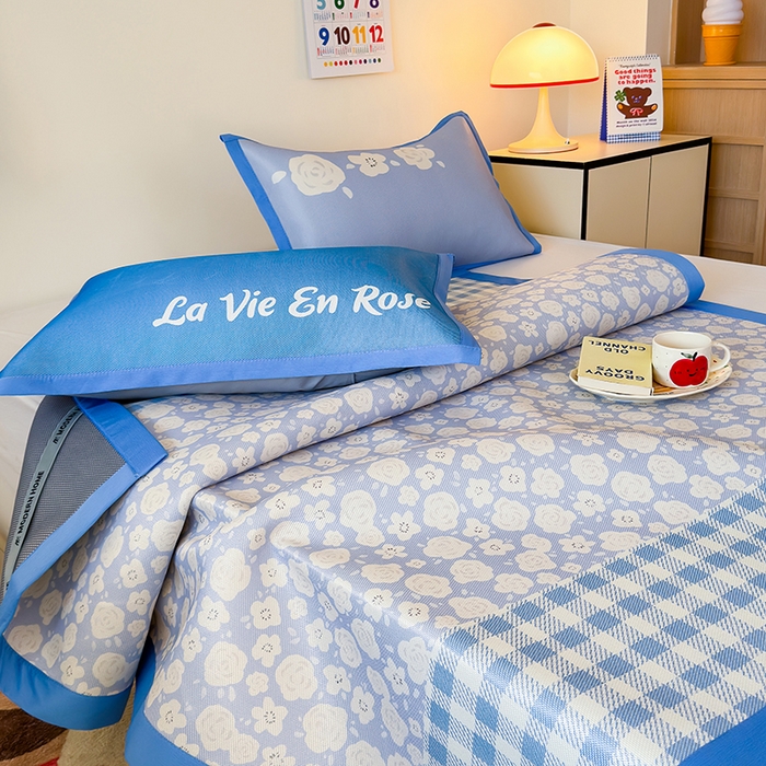 91家纺网 家纺一手货源 找家纺 安哆啦家纺 2025新款A类印花冰藤凉席简约条格系列凉席席子 蓝格花海-床席款