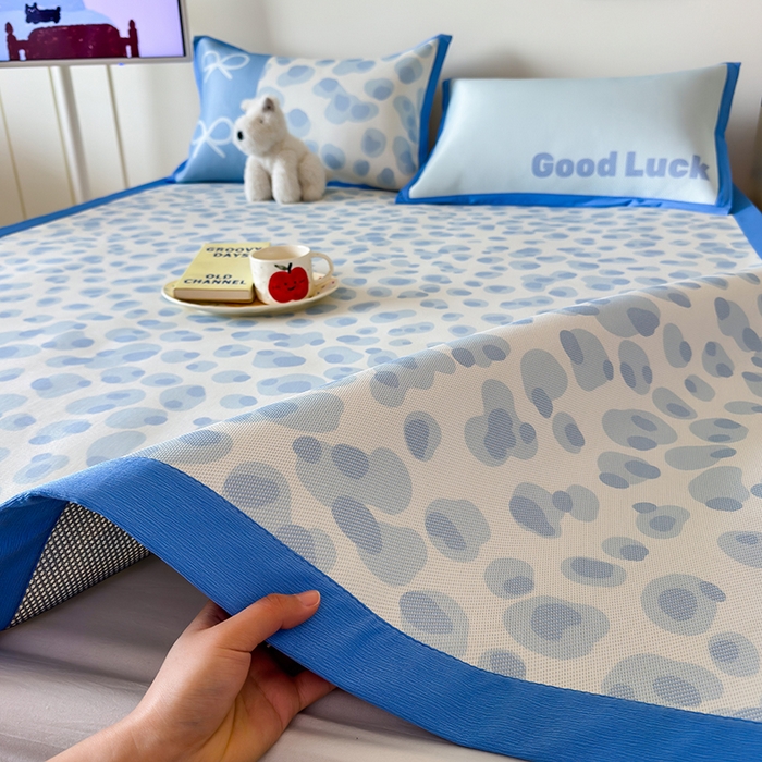 91家纺网 家纺一手货源 找家纺 安哆啦家纺 2025新款A类印花冰藤凉席简约条格系列凉席席子 蓝色豹纹-床席款