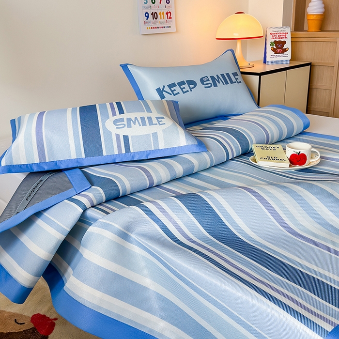 91家纺网 家纺一手货源 找家纺 安哆啦家纺 2025新款A类印花冰藤凉席简约条格系列凉席席子 绅士蓝条-床席款