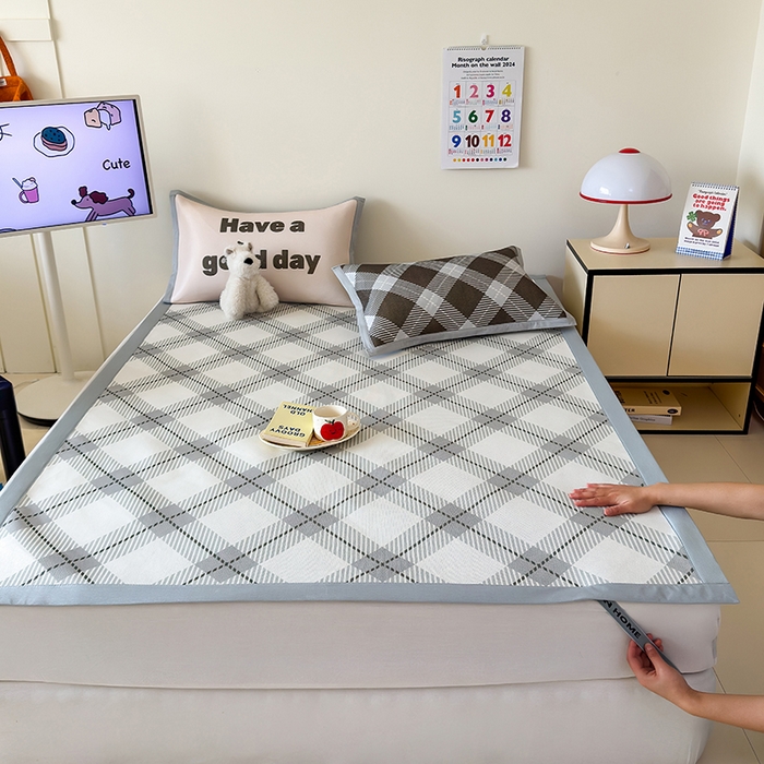 91家纺网 家纺一手货源 找家纺 安哆啦家纺 2025新款A类印花冰藤凉席简约条格系列凉席席子 英伦格调-床席款