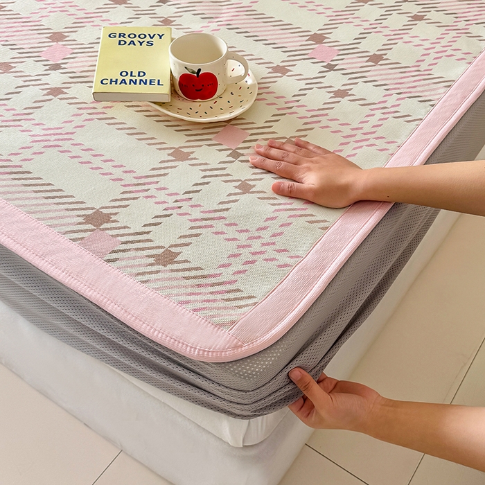 91家纺网 家纺一手货源 找家纺 安哆啦家纺 2025新款A类印花冰藤凉席简约条格系列凉席席子 格格兔-床笠款