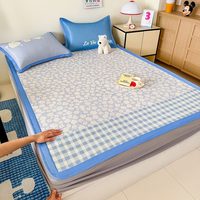 91家纺网 家纺一手货源 找家纺 安哆啦家纺 2025新款A类印花冰藤凉席简约条格系列凉席席子 蓝格花海-床笠款