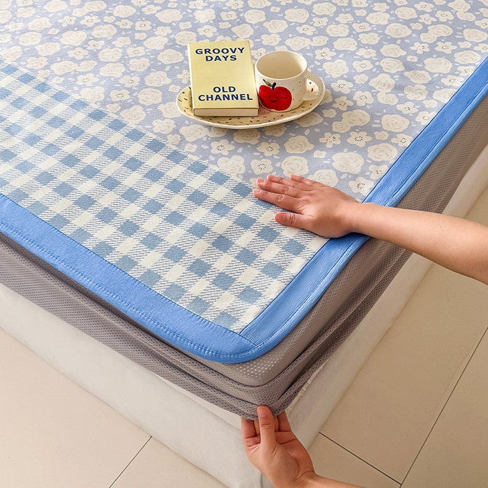 91家纺网 家纺一手货源 找家纺 安哆啦家纺 2025新款A类印花冰藤凉席简约条格系列凉席席子 蓝格花海-床笠款