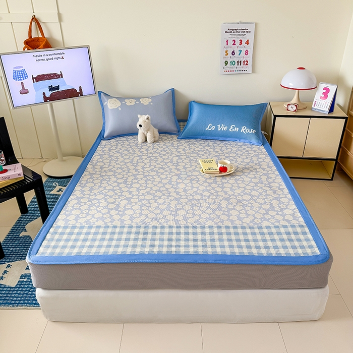 91家纺网 家纺一手货源 找家纺 安哆啦家纺 2025新款A类印花冰藤凉席简约条格系列凉席席子 蓝格花海-床笠款