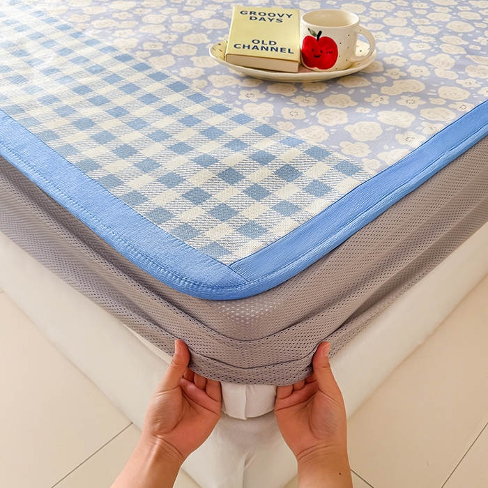 91家纺网 家纺一手货源 找家纺 安哆啦家纺 2025新款A类印花冰藤凉席简约条格系列凉席席子 蓝格花海-床笠款