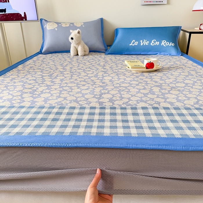 91家纺网 家纺一手货源 找家纺 安哆啦家纺 2025新款A类印花冰藤凉席简约条格系列凉席席子 蓝格花海-床笠款