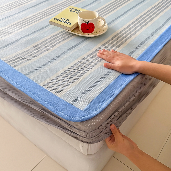 91家纺网 家纺一手货源 找家纺 安哆啦家纺 2025新款A类印花冰藤凉席简约条格系列凉席席子 腔调-床笠款