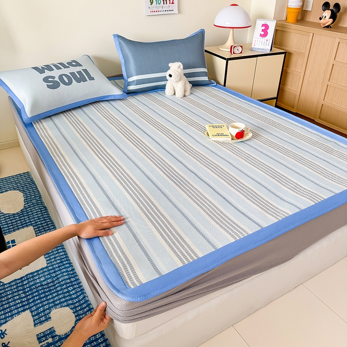 91家纺网 家纺一手货源 找家纺 安哆啦家纺 2025新款A类印花冰藤凉席简约条格系列凉席席子 腔调-床笠款