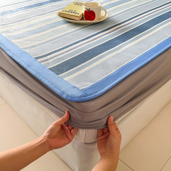 91家纺网 家纺一手货源 找家纺 安哆啦家纺 2025新款A类印花冰藤凉席简约条格系列凉席席子 绅士蓝条-床笠款