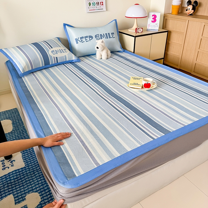 91家纺网 家纺一手货源 找家纺 安哆啦家纺 2025新款A类印花冰藤凉席简约条格系列凉席席子 绅士蓝条-床笠款