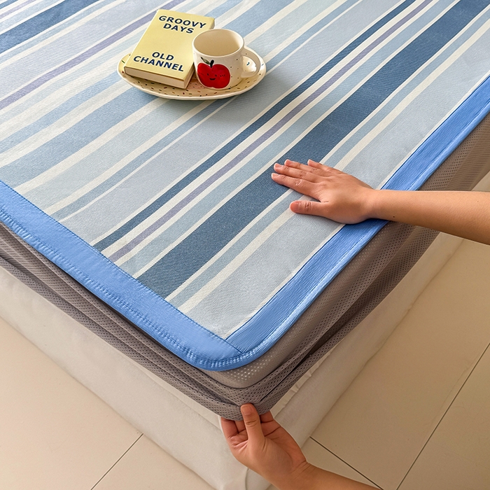 91家纺网 家纺一手货源 找家纺 安哆啦家纺 2025新款A类印花冰藤凉席简约条格系列凉席席子 绅士蓝条-床笠款