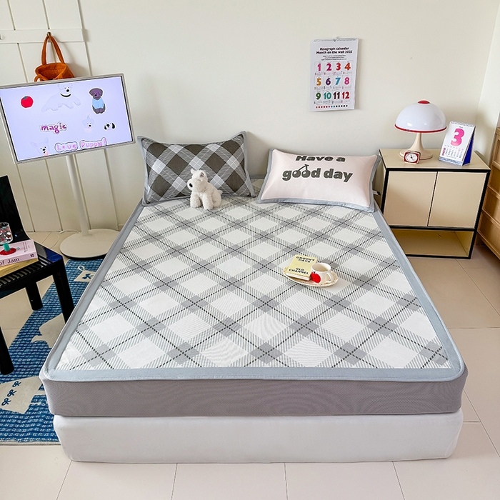 91家纺网 家纺一手货源 找家纺 安哆啦家纺 2025新款A类印花冰藤凉席简约条格系列凉席席子 英伦格调-床笠款