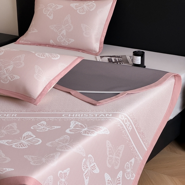 91家纺网 家纺一手货源 找家纺 九花鹿 2025新款A类PE凉感提花冰丝凉席软凉席可水洗可机洗 蝶舞（浅粉）