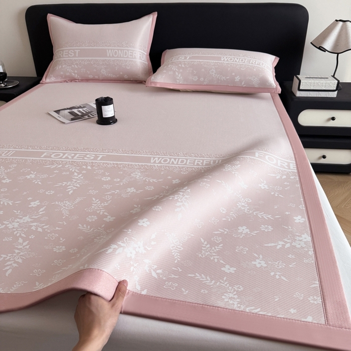 91家纺网 家纺一手货源 找家纺 九花鹿 2025新款A类PE凉感提花冰丝凉席软凉席可水洗可机洗 花梦（浅粉）