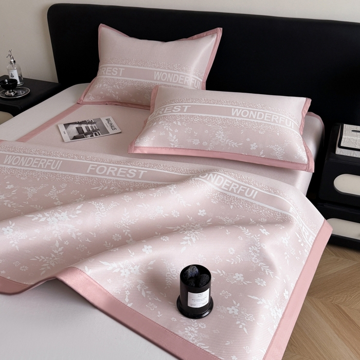 91家纺网 家纺一手货源 找家纺 九花鹿 2025新款A类PE凉感提花冰丝凉席软凉席可水洗可机洗 花梦（浅粉）